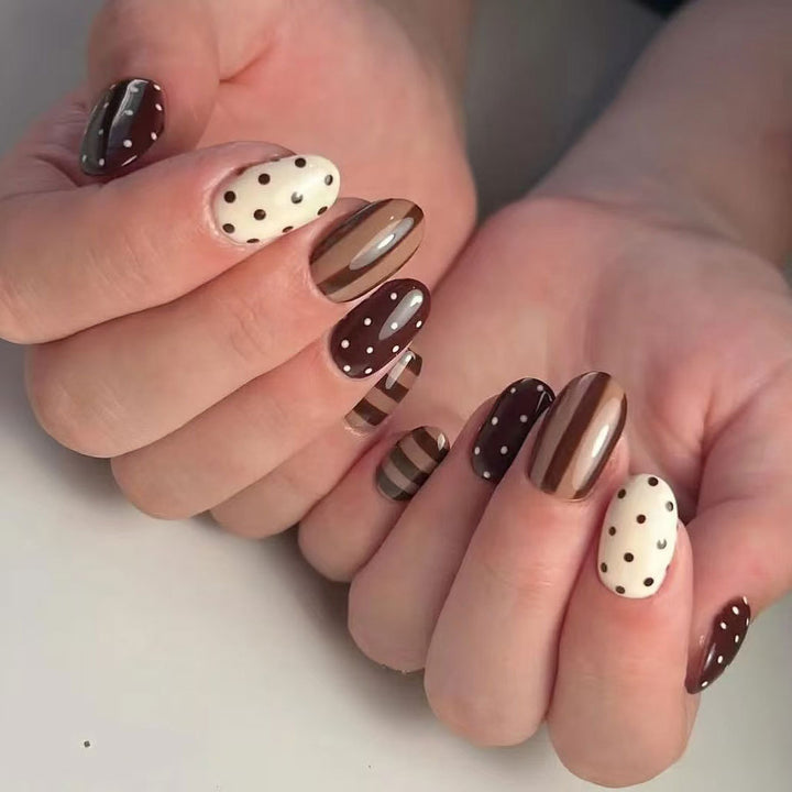 Künstlerisches Nagelkunstset mit Schokoladen- und Pünktchen-Designs