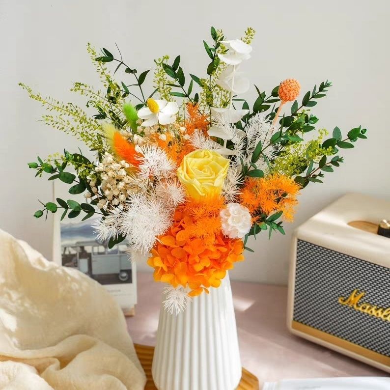 Lebendiger Trockenblumenstrauß