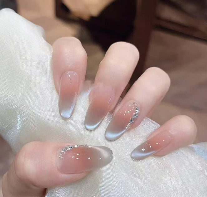 Künstlerisches Herzmuster Nagelkunstverlängerungen Karnz