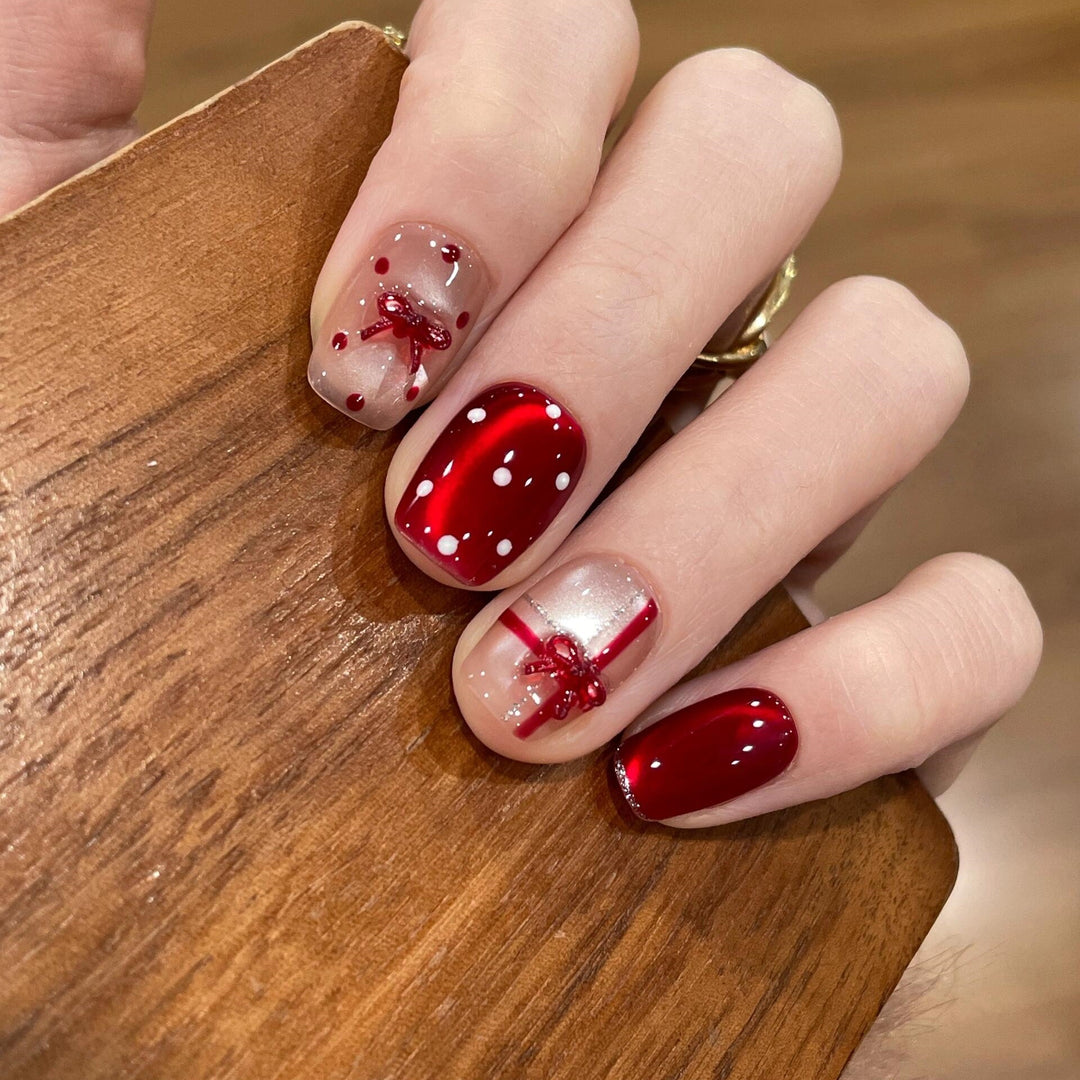 Kunstnägel mit Festlichem Geschenk-Design Karnz