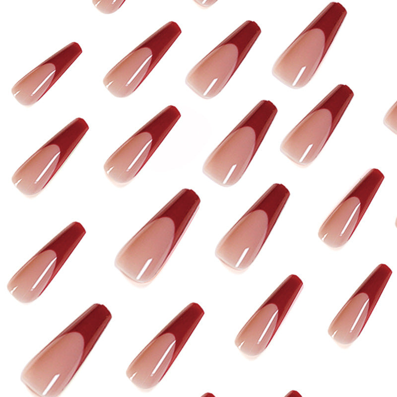 Elegante Kunstnägel mit Hochglanz-Finish und prägnantem French-Tip Karnz