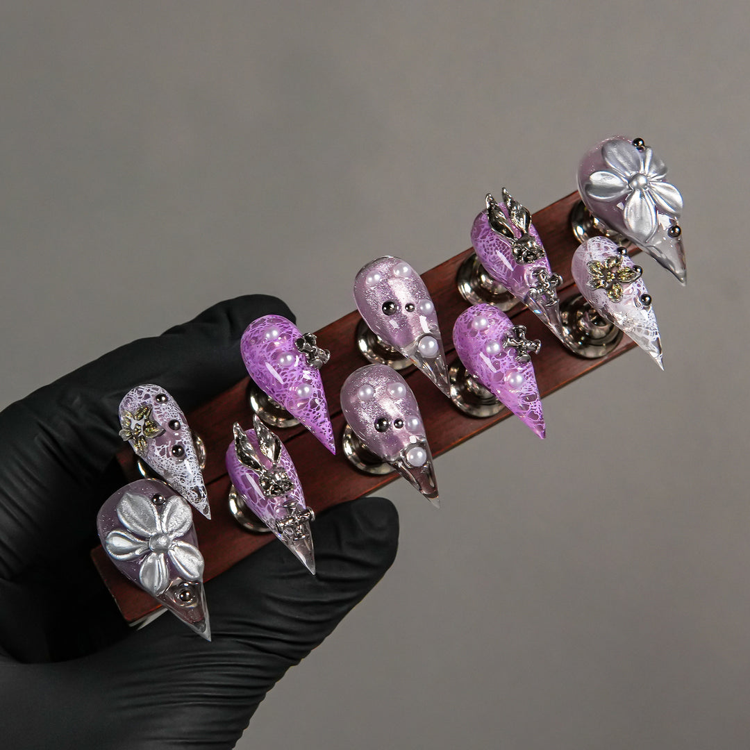 Dekorative Stiletto Press-On Nägel mit Schmuckakzenten