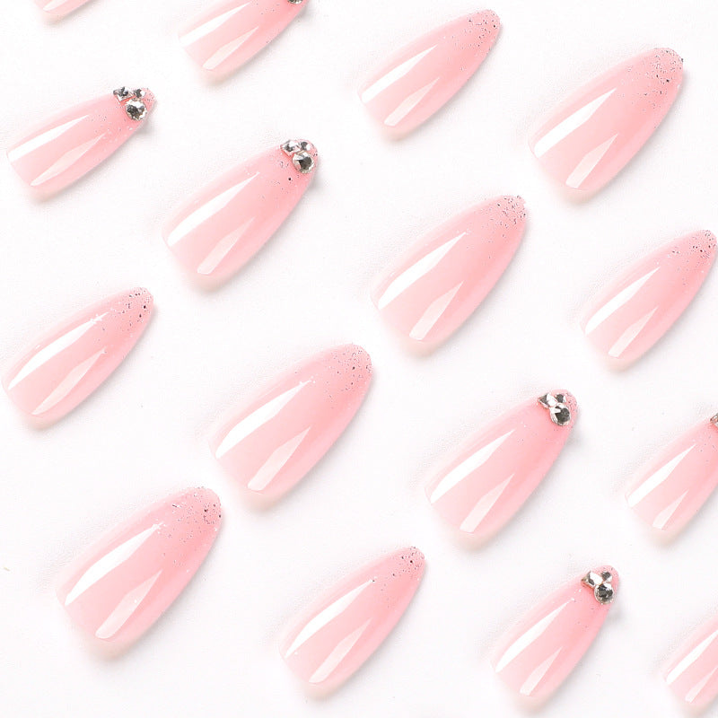 Elegante Nagelkunst mit Glitzer- und Strassverzierungen Karnz