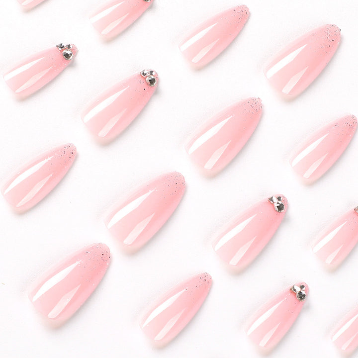 Elegante Nagelkunst mit Glitzer- und Strassverzierungen Karnz