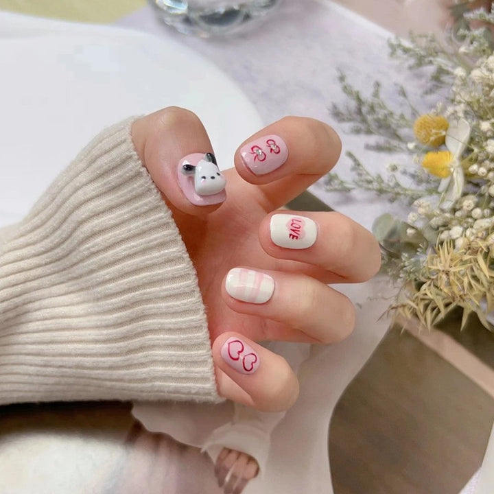 Kreatives Kunstnagelset mit modernen Herzmotiven Karnz