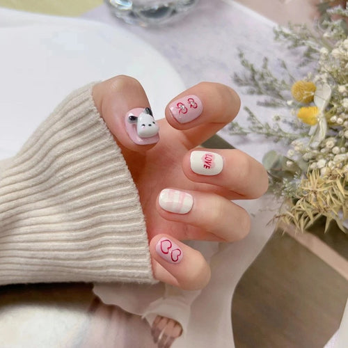 Kreatives Kunstnagelset mit modernen Herzmotiven Karnz