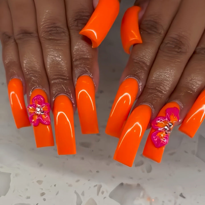 Glamouröse Press-On Nagelverlängerungen mit künstlerischem Blumendesign Karnz