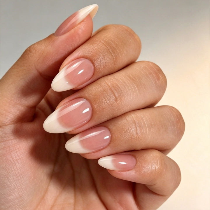 Kunstnägel mit Elegantem Nude-Ombre-Design Karnz