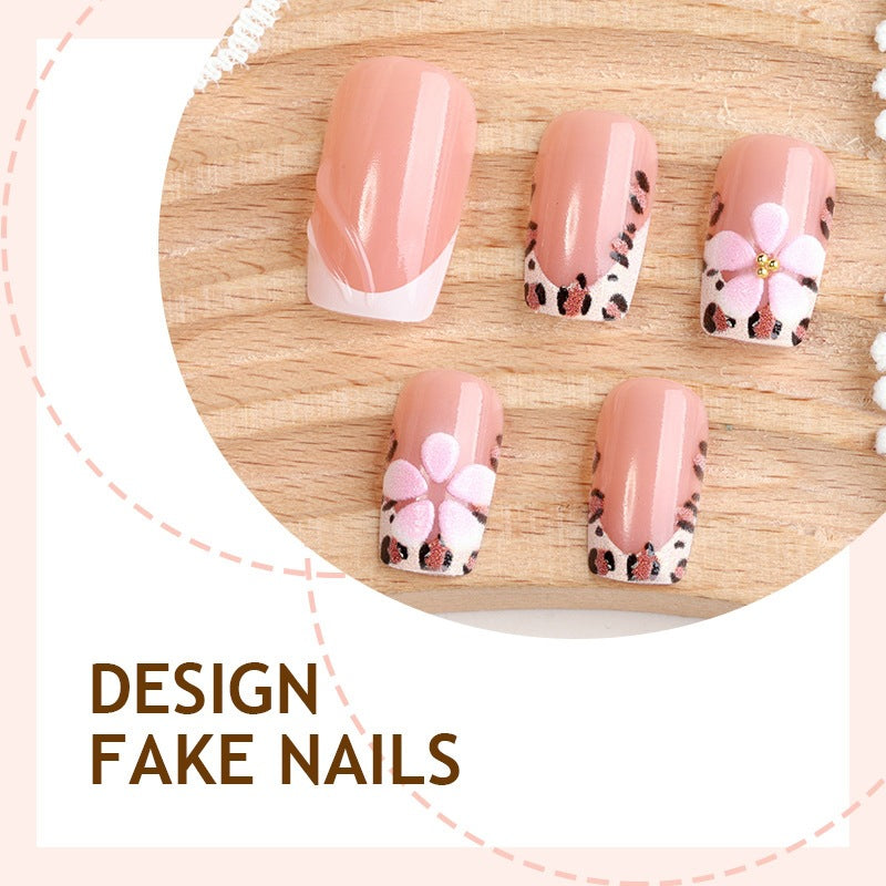 Kunstnagelset mit kreativen floralen und Leopardenmotiven Karnz