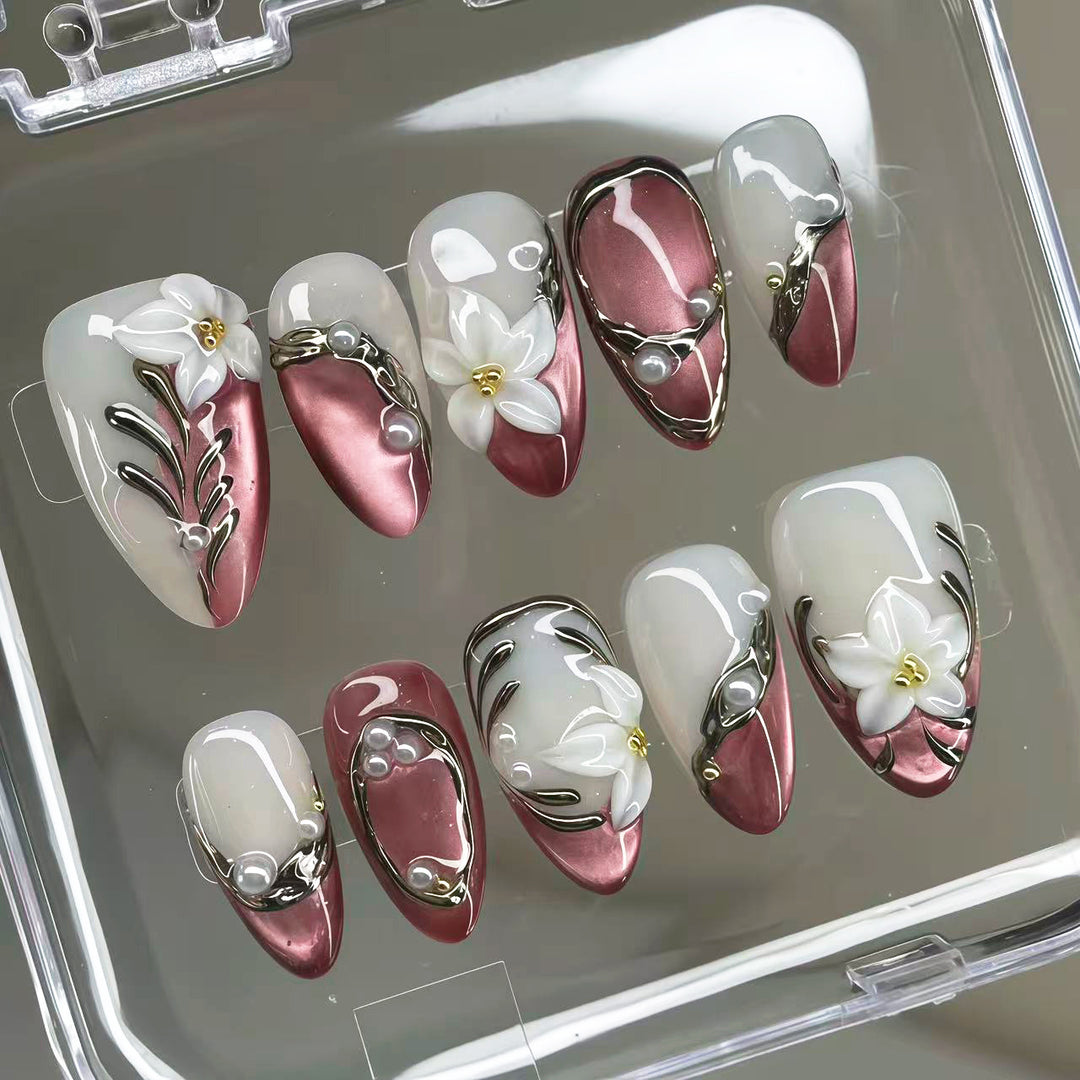 Elegantes Press-On-Nagelkunst-Set mit Bögen und floralen Akzenten