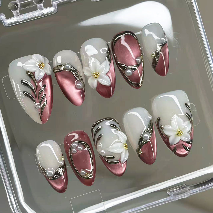 Elegantes Press-On-Nagelkunst-Set mit Bögen und floralen Akzenten