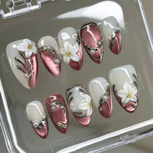 Elegantes Press-On-Nagelkunst-Set mit Bögen und floralen Akzenten