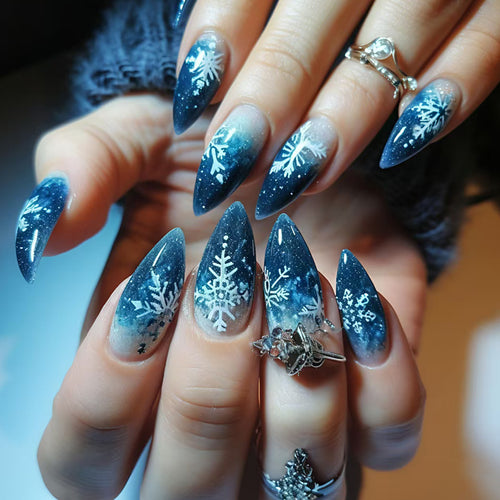 Klares Nageldesign mit Glitzer und Schneeflocken-Motiv Karnz