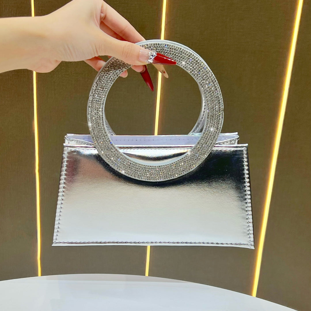 Elegante ringgetragene Abendhandtasche