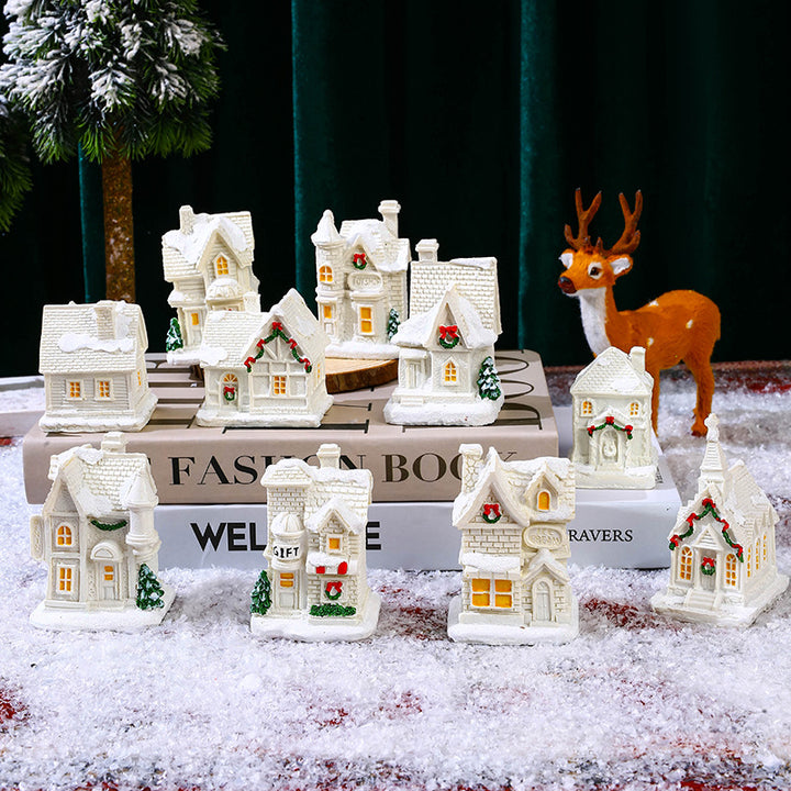Beleuchtetes Weihnachtsdorfhaus mit festlicher Dekoration Karnz
