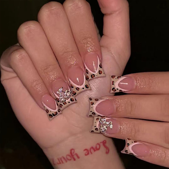 Künstliche Fingernägel mit Elegantem Tiermuster und Glitzerdetails Karnz