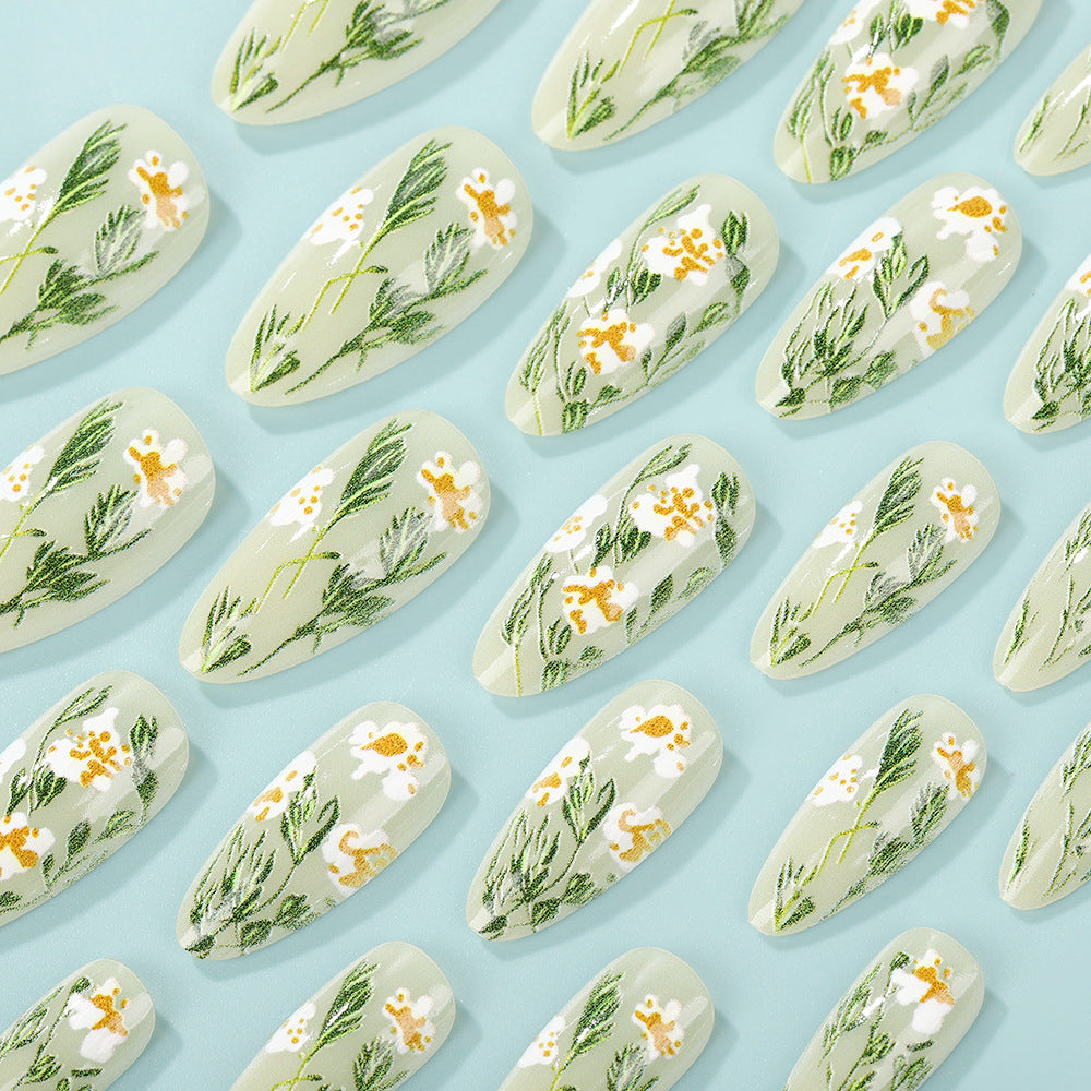 Handgemachte Kunstnägel mit floralen Akzenten Karnz