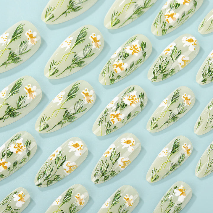 Handgemachte Kunstnägel mit floralen Akzenten Karnz