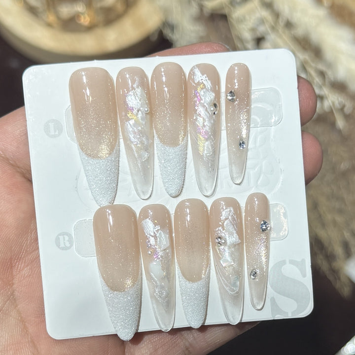 Elegantes Press-On-Nail-Set mit floralen und Edelsteinakzenten Karnz