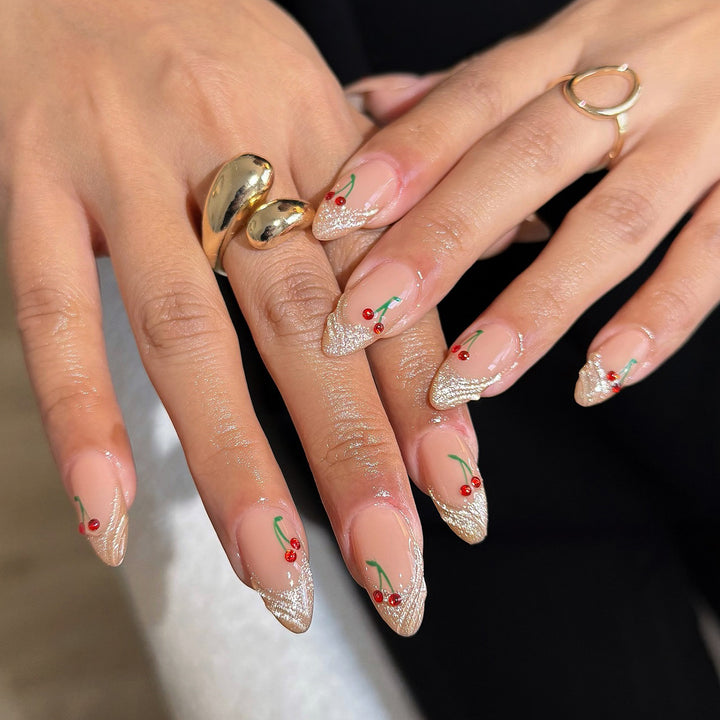 Exquisite Nagelkunst mit Kirschen-Details Karnz
