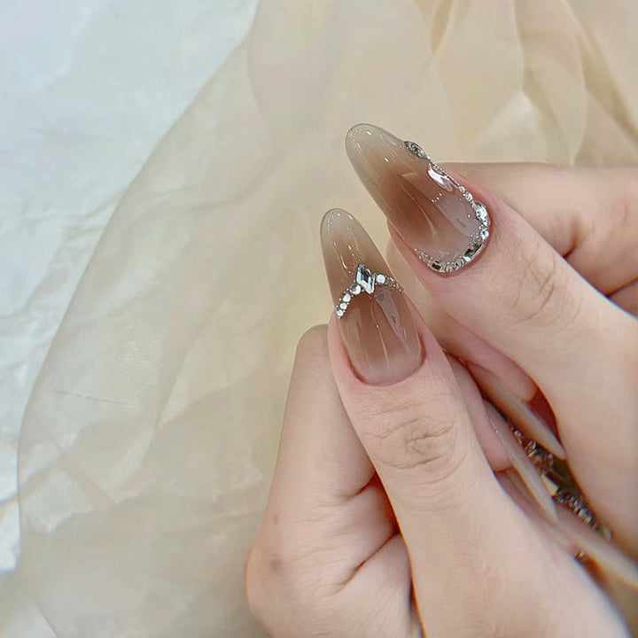 Elegante Press-On Nägel mit Kristallakzenten Karnz