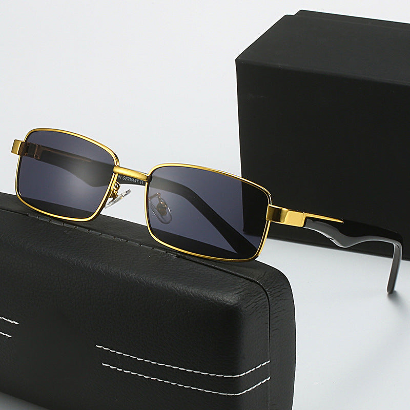 Damen Korrektionsbrille mit elegantem goldfarbenem Rahmen und stylischem Design Karnz