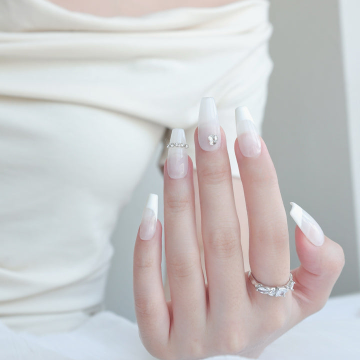 Elegantes Druck-On-Nagelkunstset mit Strassdekoration