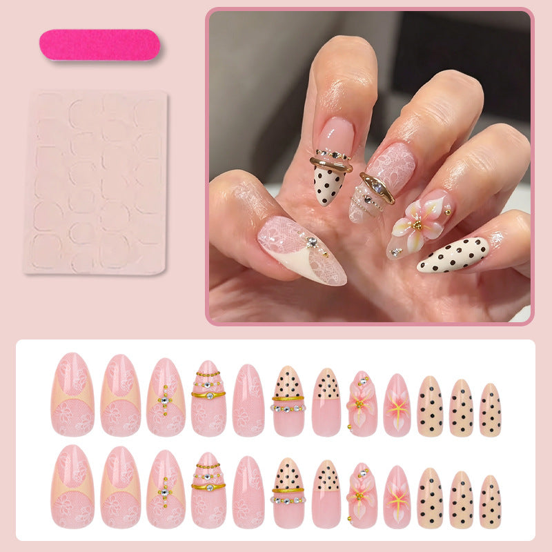 Kunstnagelset mit zarten Blumenmustern und eleganten Akzenten Karnz