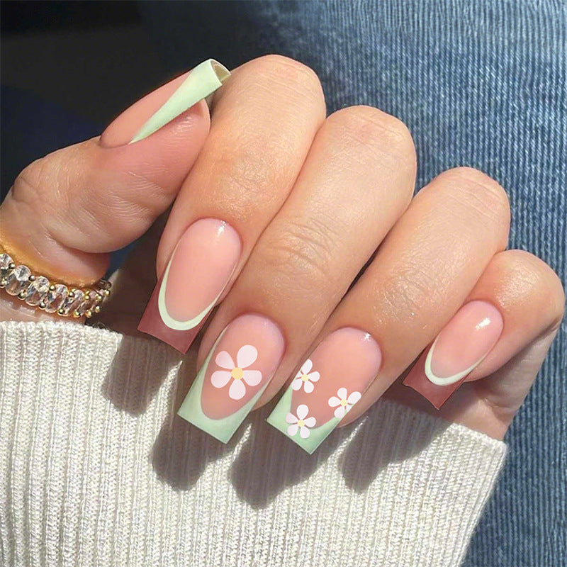 Kunstnagelset mit bunten Blüten und kreativem French-Design Karnz