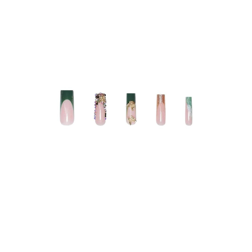 Künstlerische Press-On Nagelkunst mit Edelstein- und Schmetterlingselementen Karnz