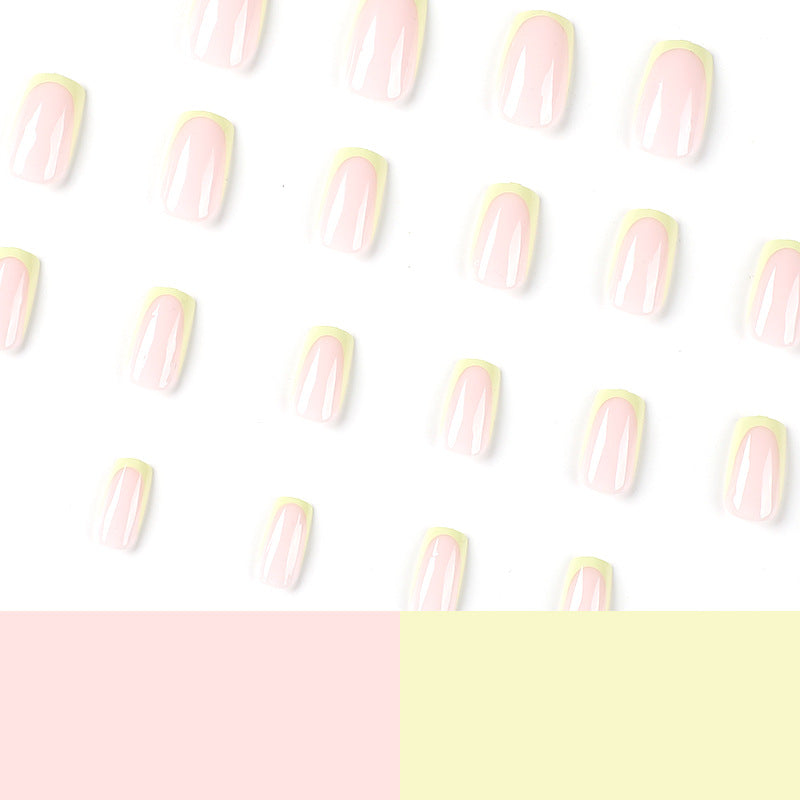 Kunstvolle Nagelverlängerungen mit elegantem French-Tip und modernen Akzenten Karnz