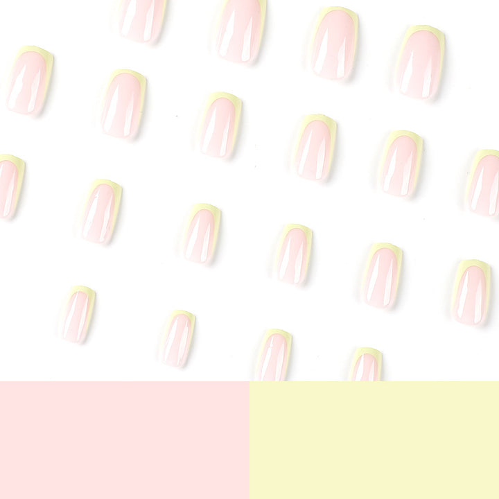 Kunstvolle Nagelverlängerungen mit elegantem French-Tip und modernen Akzenten Karnz