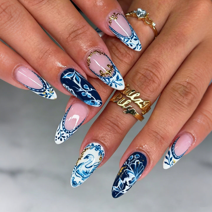 Elegantes Floral- und Schwan-Press-On-Nail-Design
