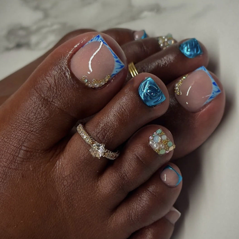 Kunstvolle Fußnagelverzierung mit elegantem Goldakzent Karnz