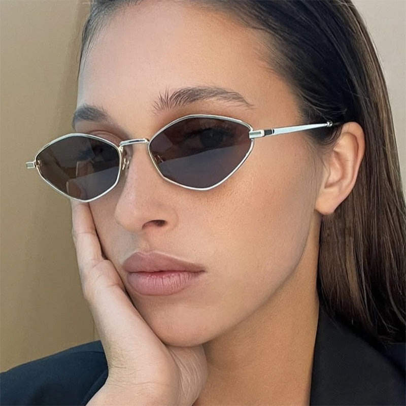 Damen geometrische Sonnenbrille mit feinem Metallrahmen und UV-Schutz Karnz