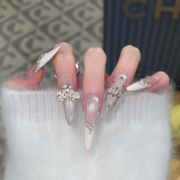 Künstlerische Stiletto Press-On Nagelkunst mit schimmernden Akzenten Karnz