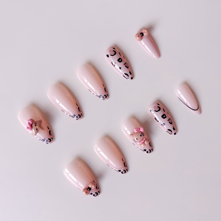 Kunstnagelset mit verspielten Tiermotiven und Glitzerakzenten Karnz