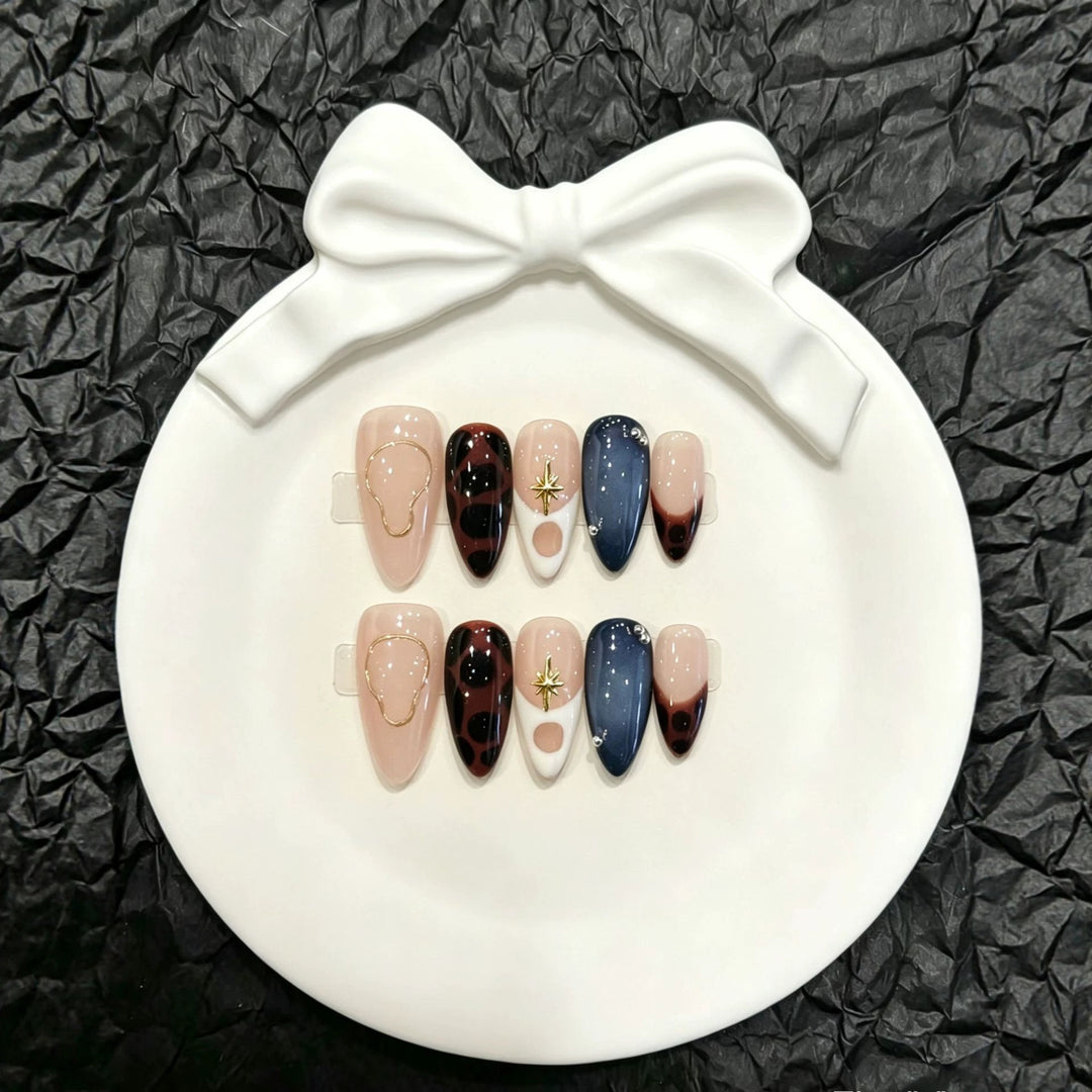 Glamourös Press-On Nail Art Set mit goldenen Akzenten