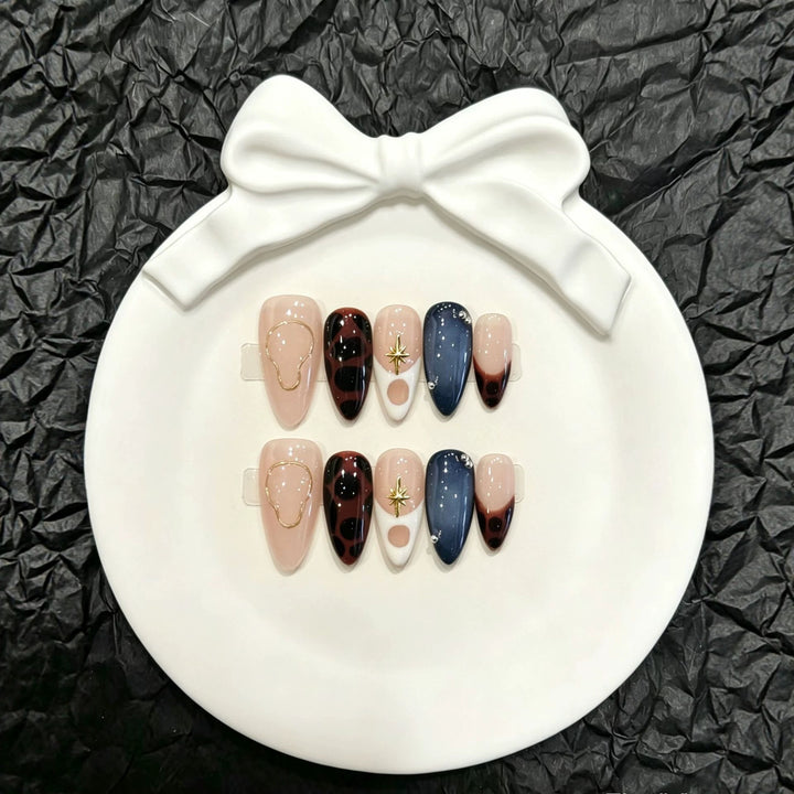 Glamourös Press-On Nail Art Set mit goldenen Akzenten
