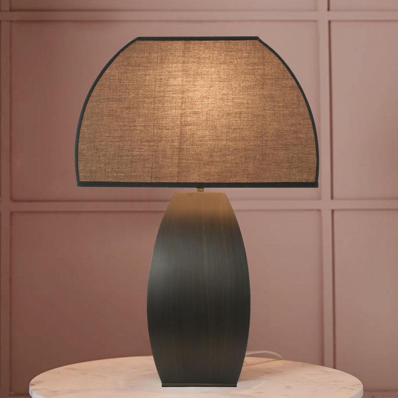 Dekorative Tischlampe mit strukturiertem Schirm