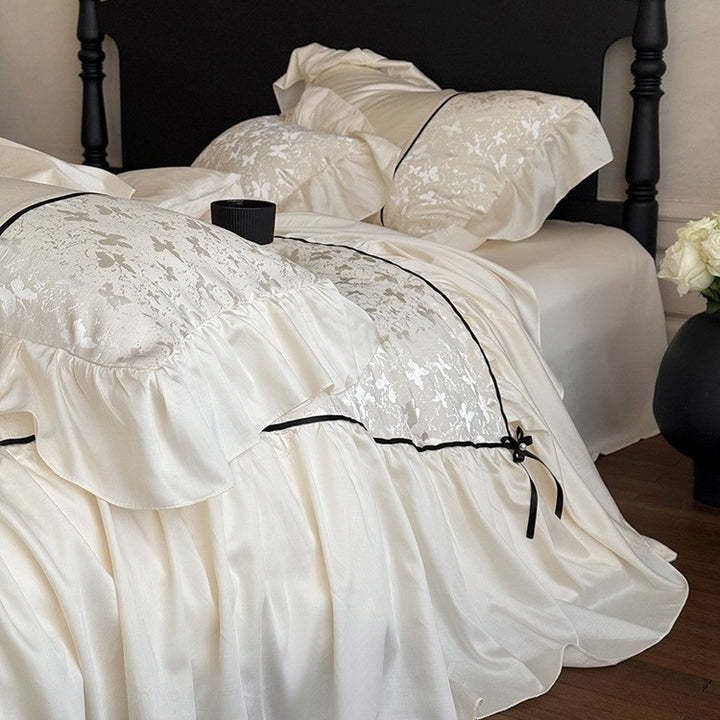 Romantische Bettgarnitur mit Volant, Jacquard-Relief und Zierband