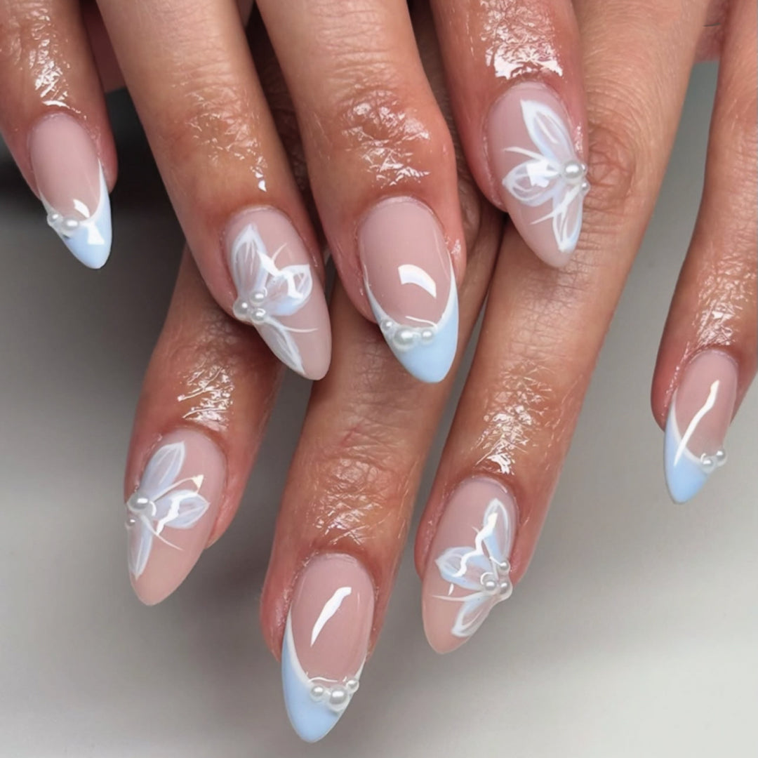 Elegante Kunstnägel mit floralen Akzenten und Glamourösem Design Karnz
