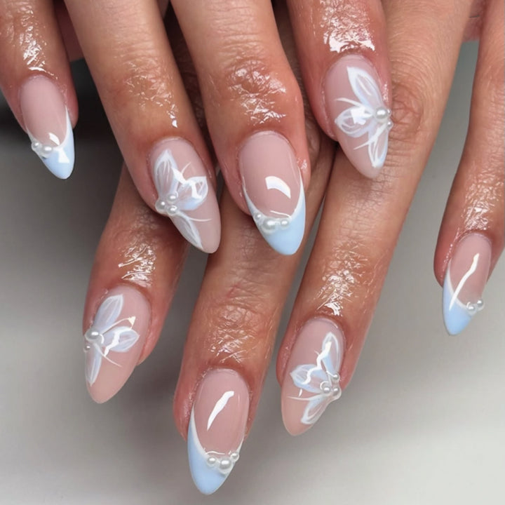 Elegante Kunstnägel mit floralen Akzenten und Glamourösem Design Karnz