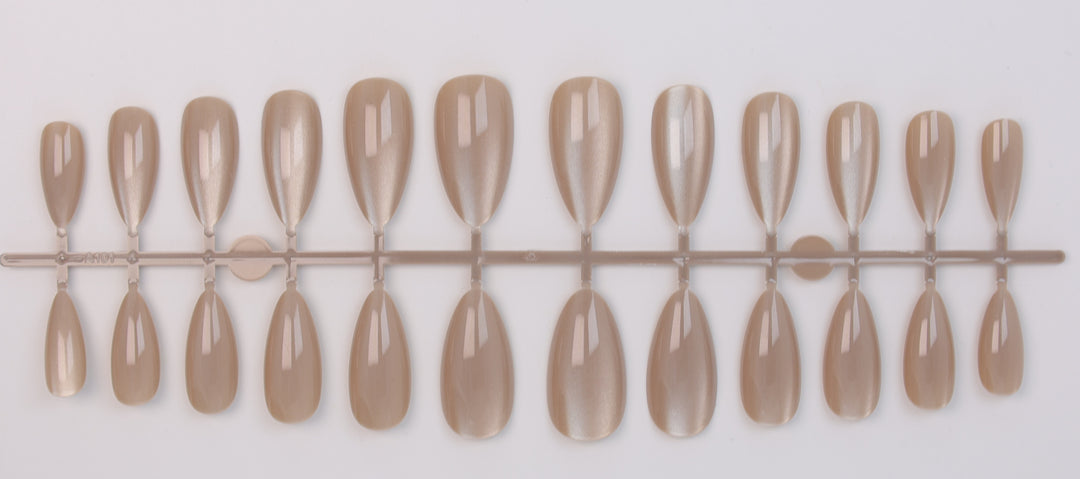 Kunstnagelset mit schimmernden Designs Karnz