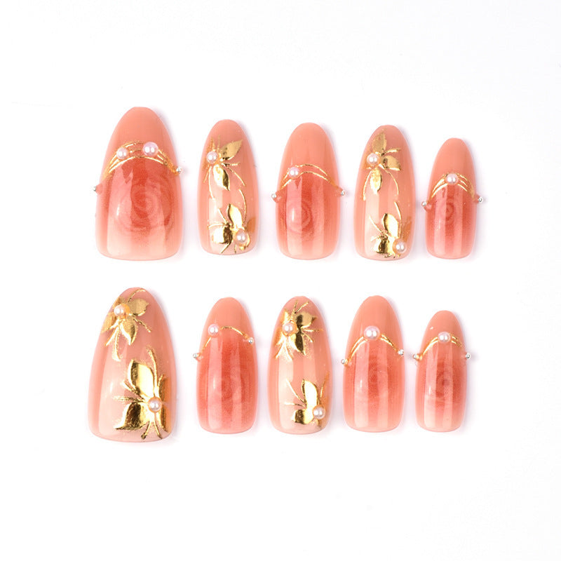 Kunstvolle Nagelspitzen mit Rosen-Design Karnz