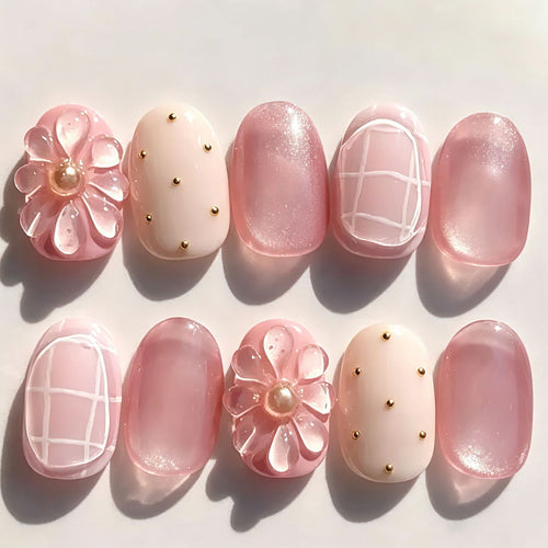 Kunstnagelset mit glamourösen Metallic-Akzenten und kreativen Designs Karnz