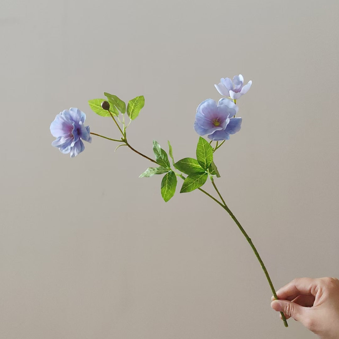 Künstlicher Blumenstängel mit lebensechten Blüten