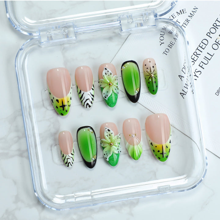Kunstnagelset mit floralem und buntem Design Karnz