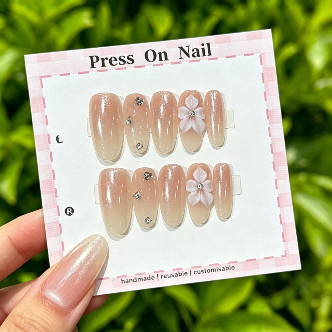Künstlerisches Press-On-Nagel-Set mit floralen und grafischen Designs