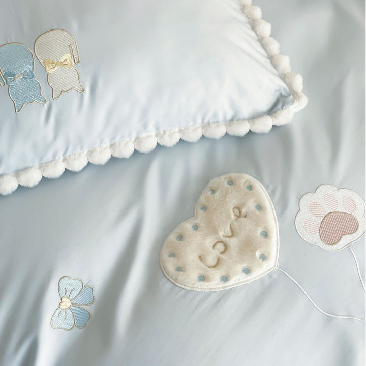 Niedliches Bettwäsche‑Set aus Feinsatin mit 3D‑Katzenapplikationen, Pompon‑Borte & Zierkissen